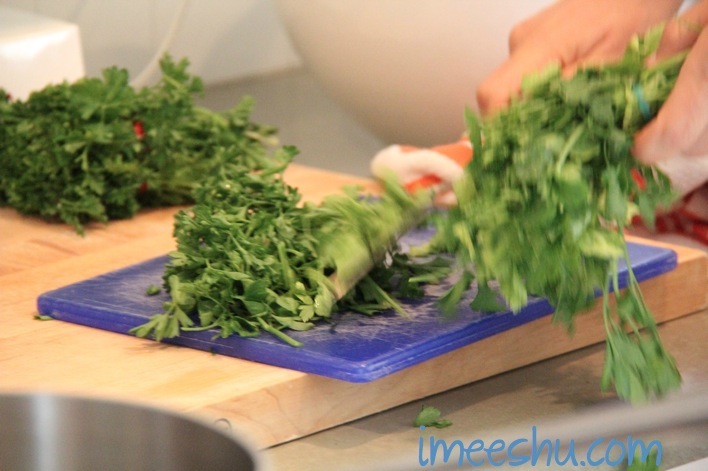 chopping flat and curley parsley