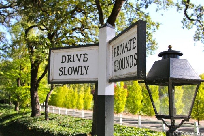 Beaulieu Gardens drive slowly sign