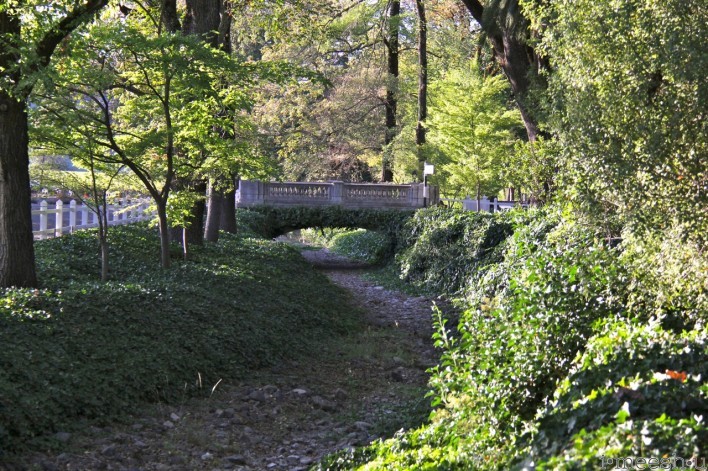 bridge crossing dry creek bed at Beaulieu Gardens Napa