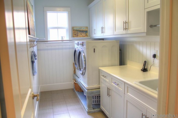 beachy cottage laundry room with Ana White pedestal risers