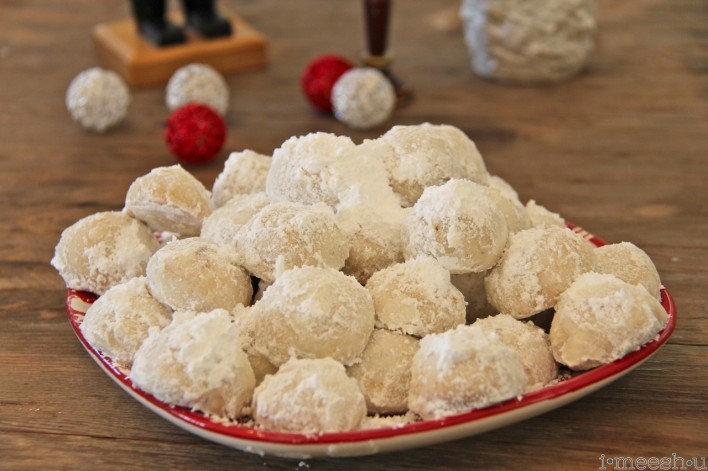 shortbread snowball cookies with powdered sugar