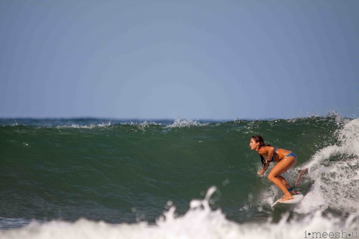 Mi Ola Surf woman surfing