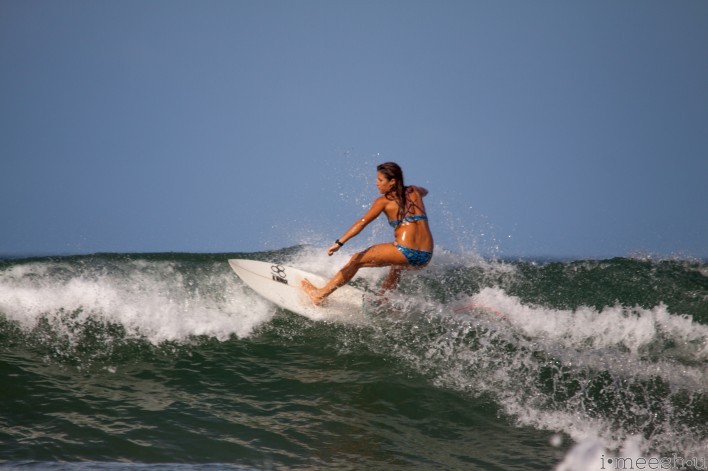 Mi Ola Surf woman surfer cutting back on wave