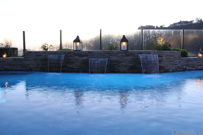 dark blue water pool with pacific ocean views