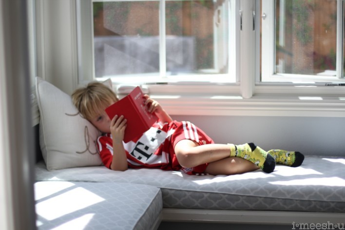 boy-reading-book-nook