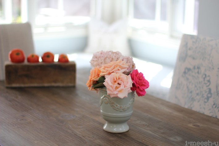 farm-style-flowers-table-setting