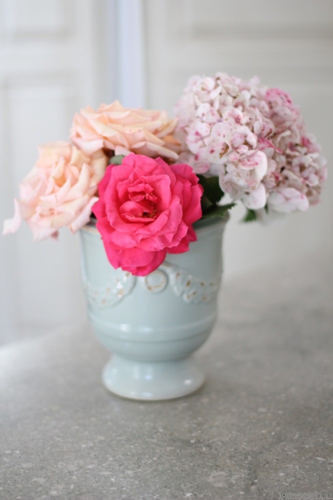 roses-hydrangeas-blue-vase-farmstyle